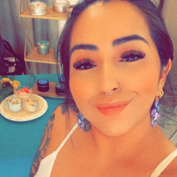 Meet your Posher, Julie - Picture 2 of 2